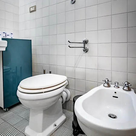 Yd Elegant Near Tramvia