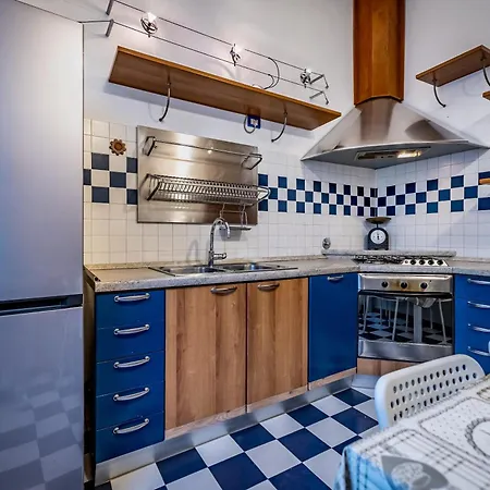 Yd Elegant Near Tramvia