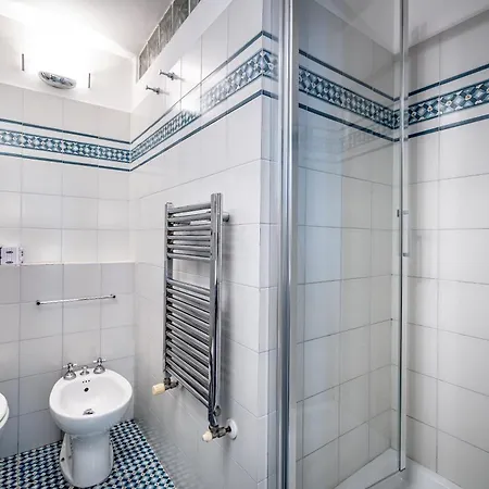 Yd Elegant Near Tramvia *