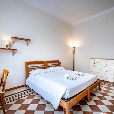 Yd Elegant Near Tramvia