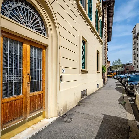 Yd Elegant Near Tramvia