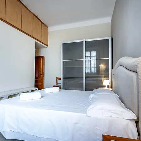 Yd Elegant Near Tramvia *