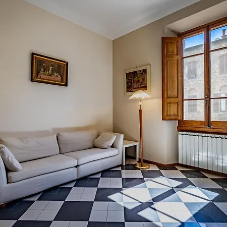 Yd Elegant Near Tramvia Florens